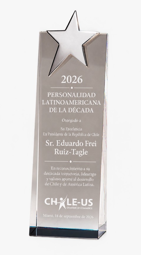 Reconocimiento Personalidad Latinoamericana de la Década 2026 entregado a Eduardo Frei Ruiz-Tagle